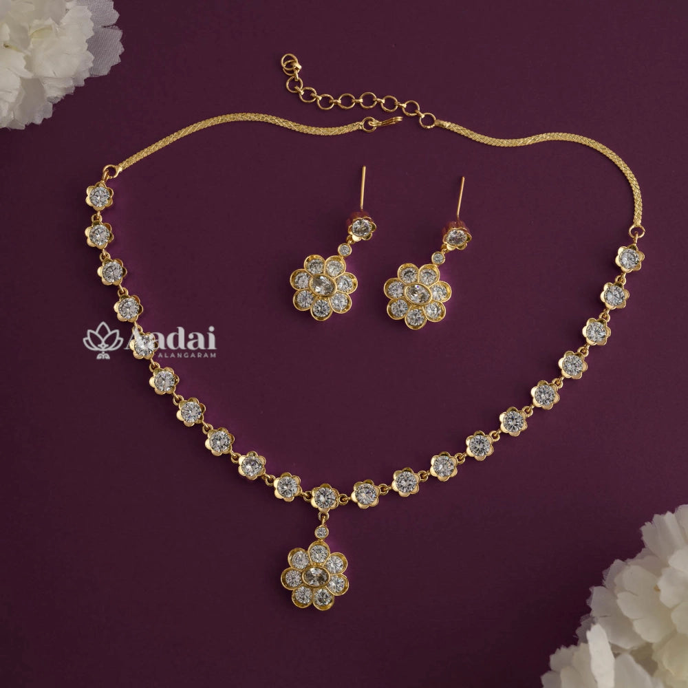 Exorbitant Kemp Floral Necklace - White