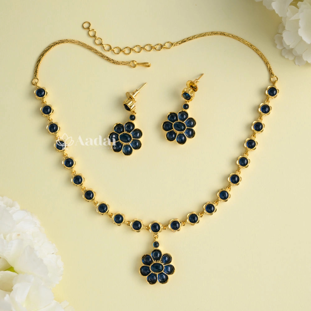 Exorbitant Kemp Floral Necklace - Blue