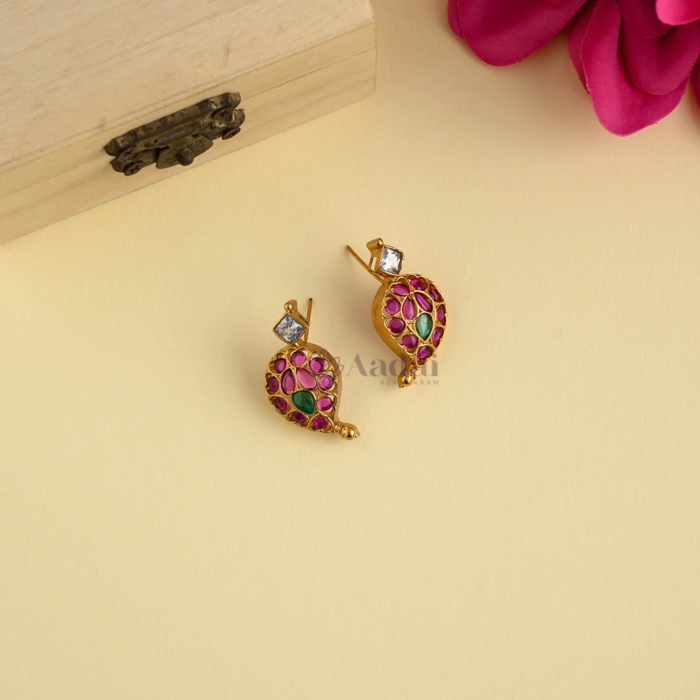 Antique Kemp Manga Necklace