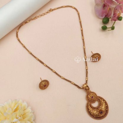 Elegant Non Idol Pendant with Chain Set