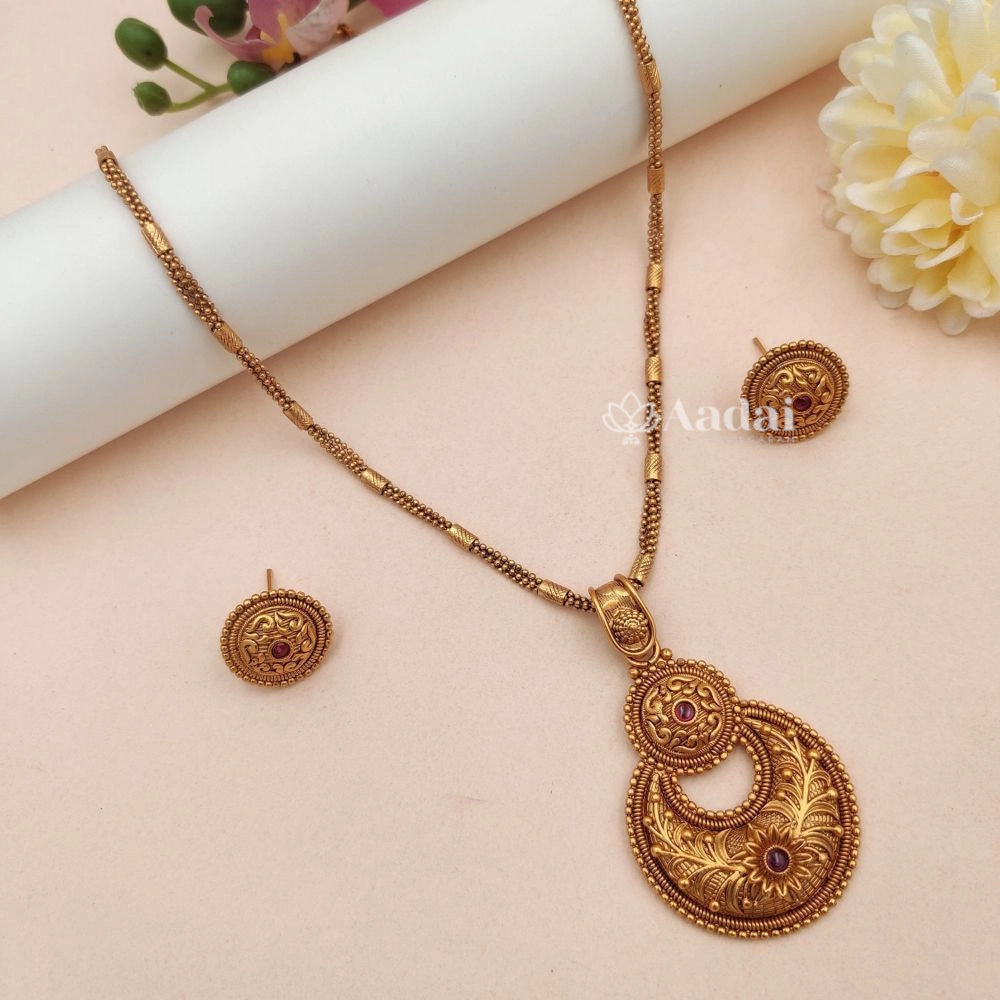 Elegant Non Idol Pendant with Chain Set