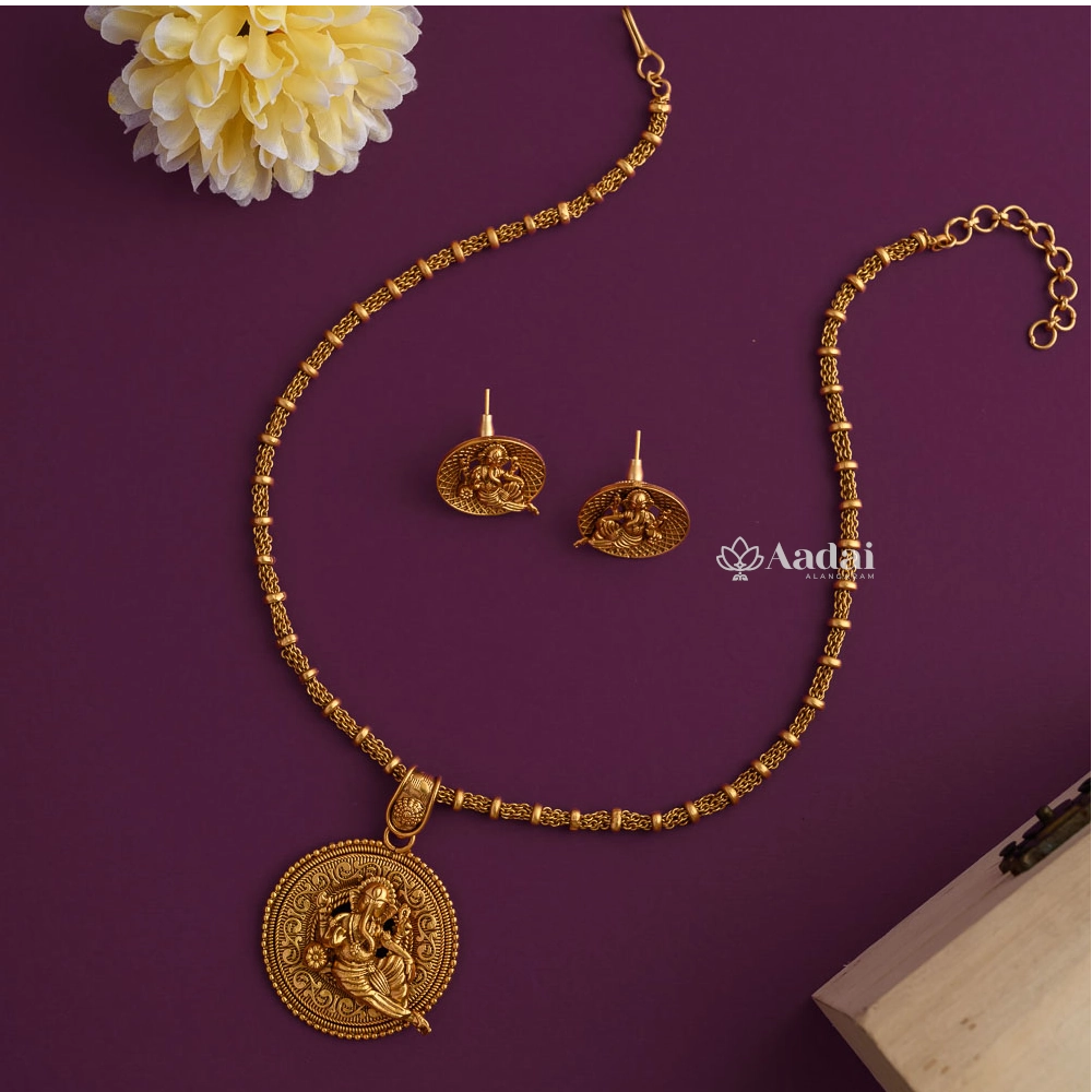 Inticatedly desgined vinayagar chain set