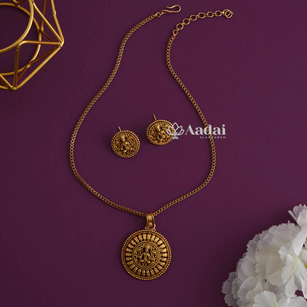 Simple lakshmi pendant chain set