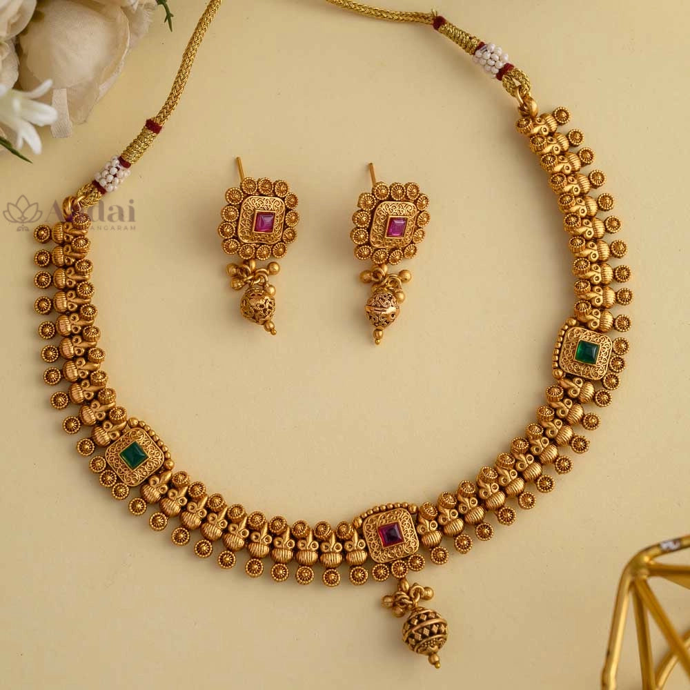 LUSTROUS ELEGANT NECKLACE