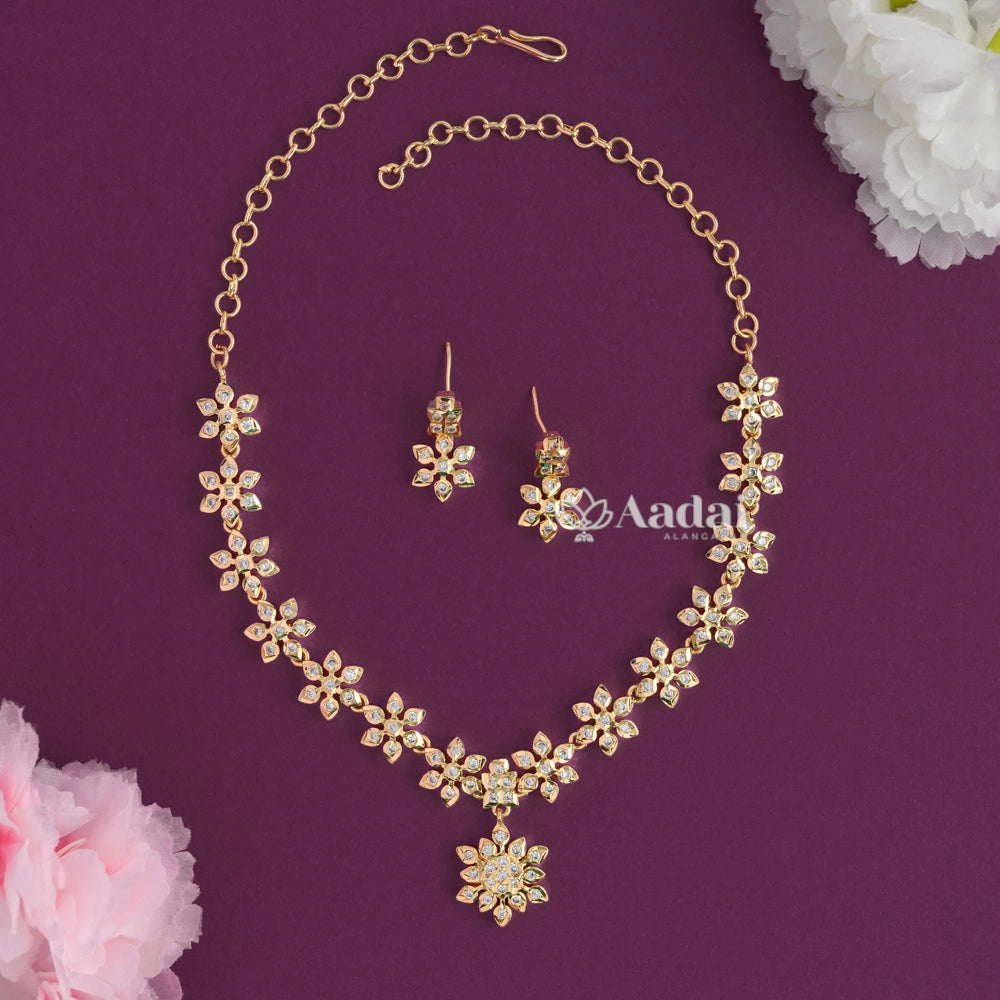 Classic Elegant Floral Micro Plating Necklace