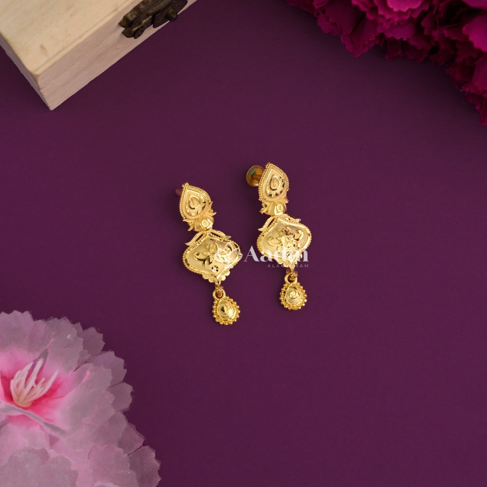 Imposing Sleek Gold Plated Forming Necklace
