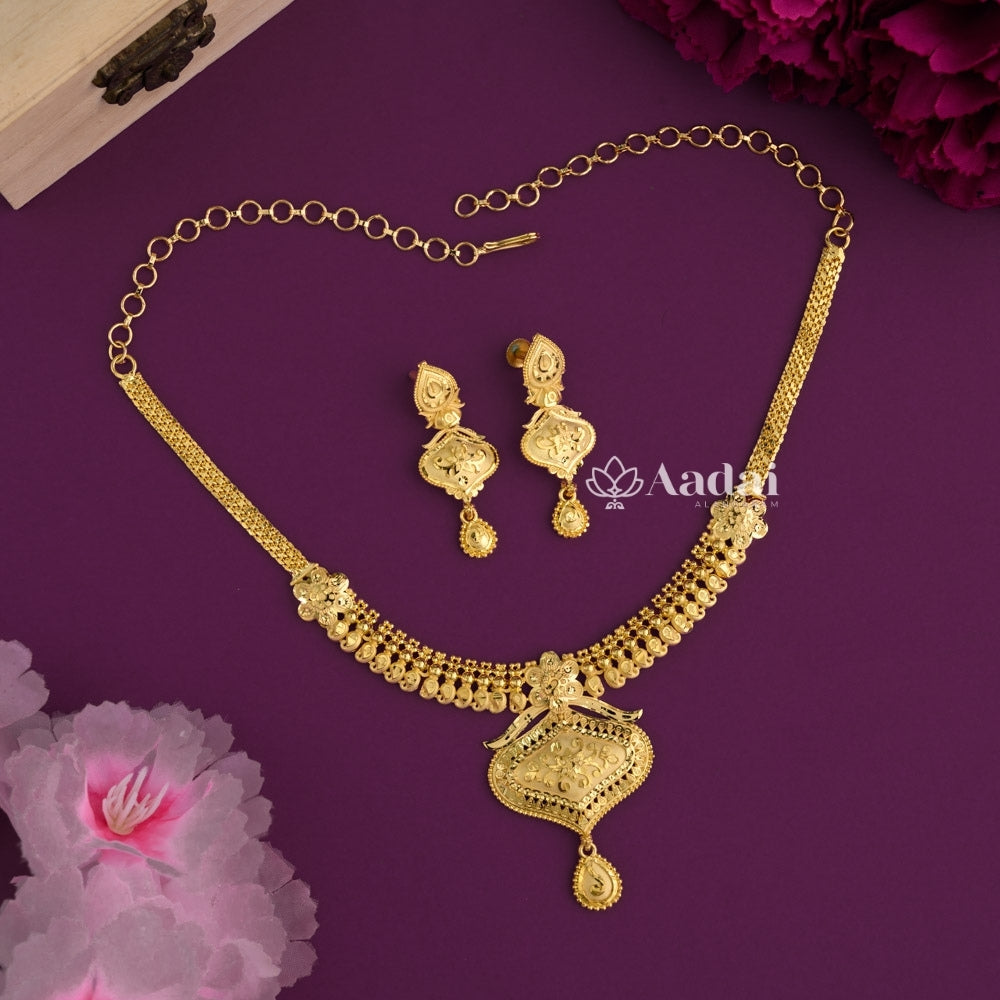 Imposing Sleek Gold Plated Forming Necklace
