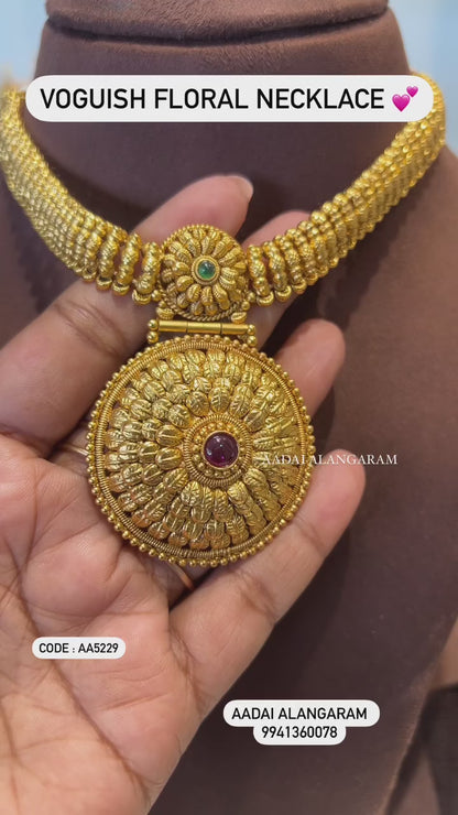 Voguish Floral Necklace
